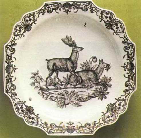 Блюдо из сервиза Лихтенштейна. Сделано с изображением животных во время охоты на них. Вена, королевская мануфактура, возглавляемая дю Пакье. 1735-1740 гг. Диам. 34 см