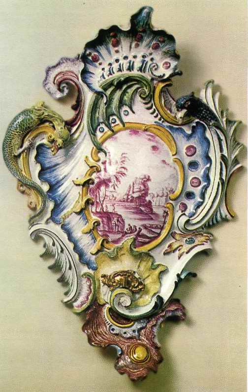 Настенный светильник из фаянса. Мануфактура в Хёхсте. Относится к периоду творчества Адама-Фридриха фон Лёвенфинка. Примерно 1746-1 747 гг.